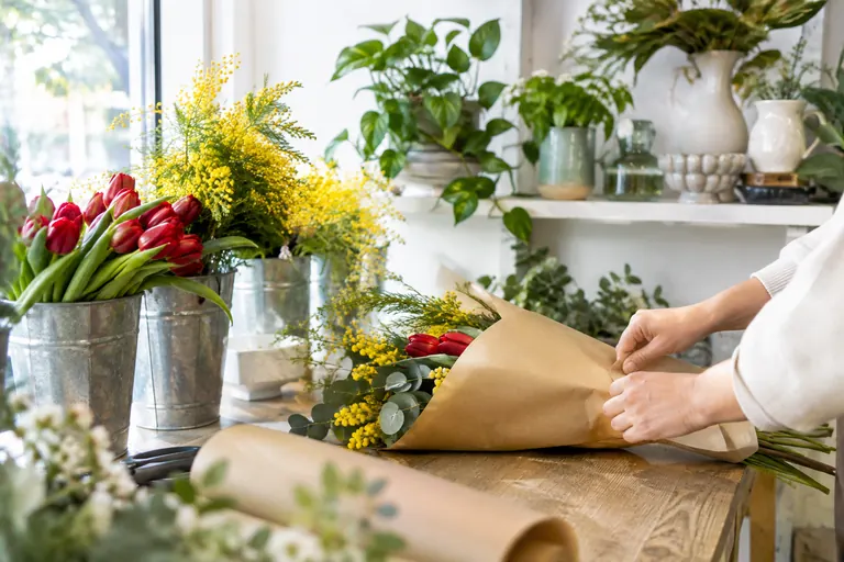 Comptoir de fleuriste mêlant fleurs et objets de décoration, image d’une activité mixte